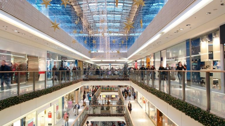 Imagem dentro de um shopping, mostrando os corredores centrais